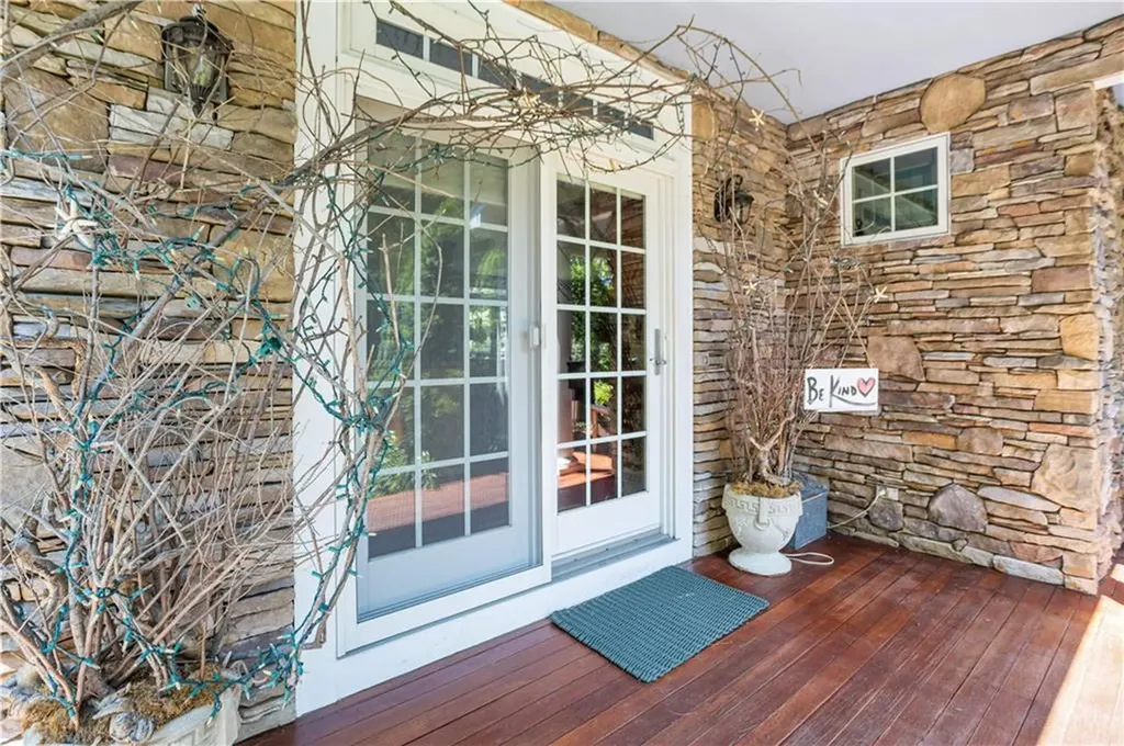 93 B Kickemuit Avenue Bristol RI 02809