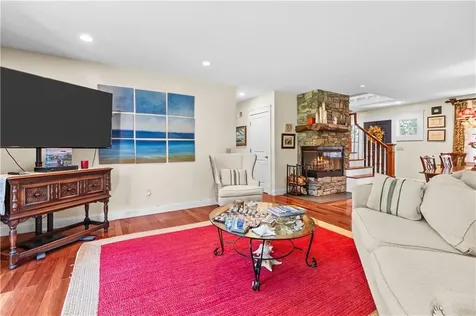 93 B Kickemuit Avenue Bristol RI 02809
