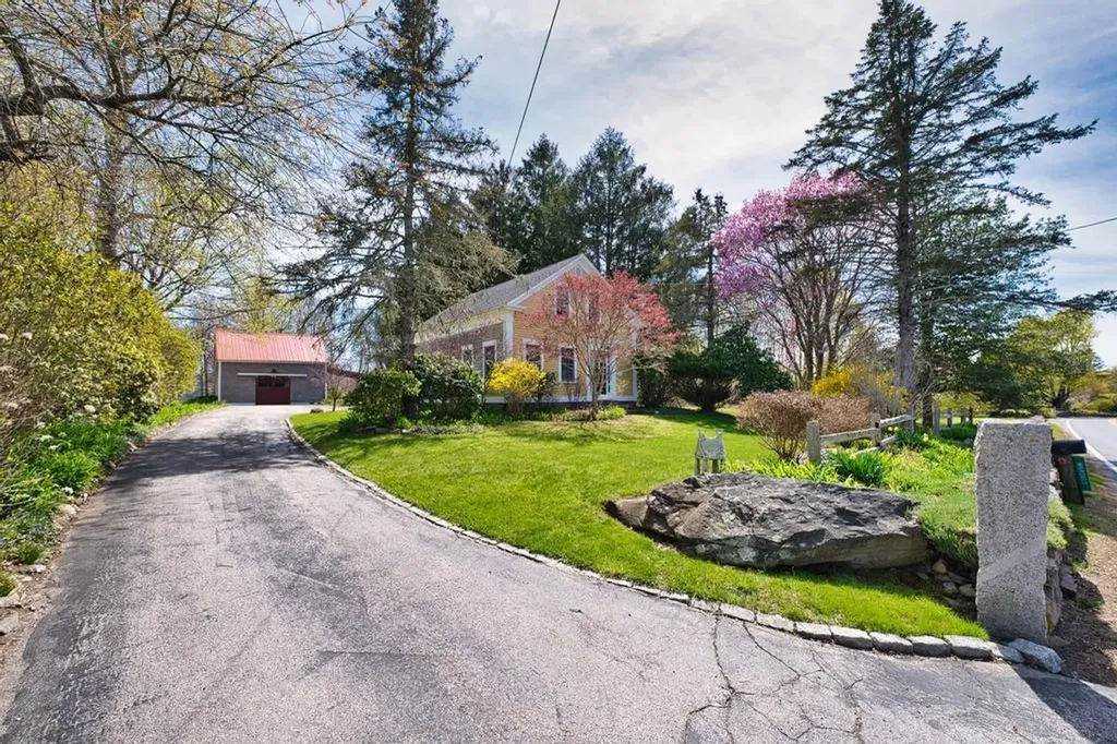 433 East Road Tiverton RI 02878