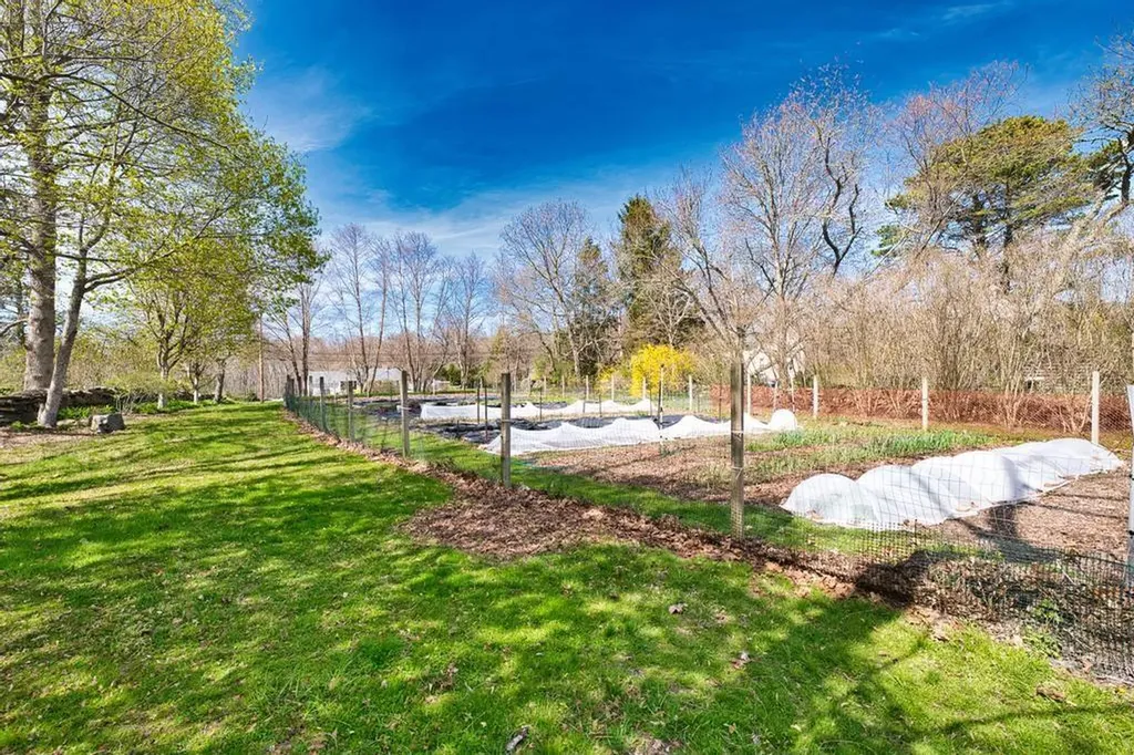 433 East Road Tiverton RI 02878