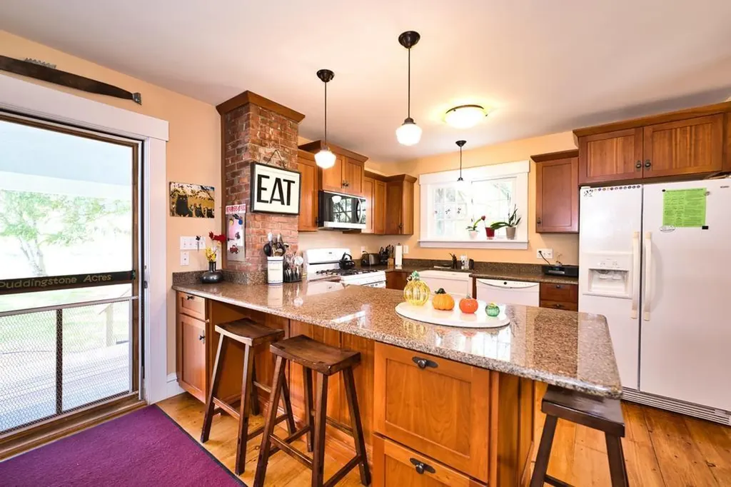 433 East Road Tiverton RI 02878