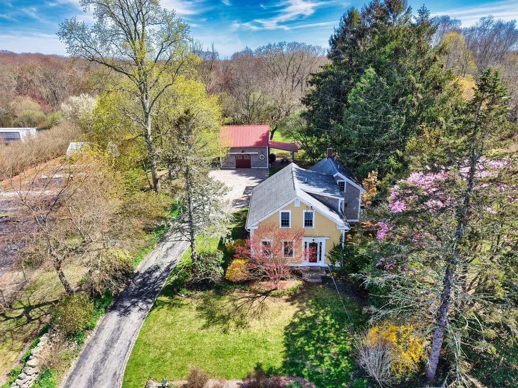433 East Road Tiverton RI 02878