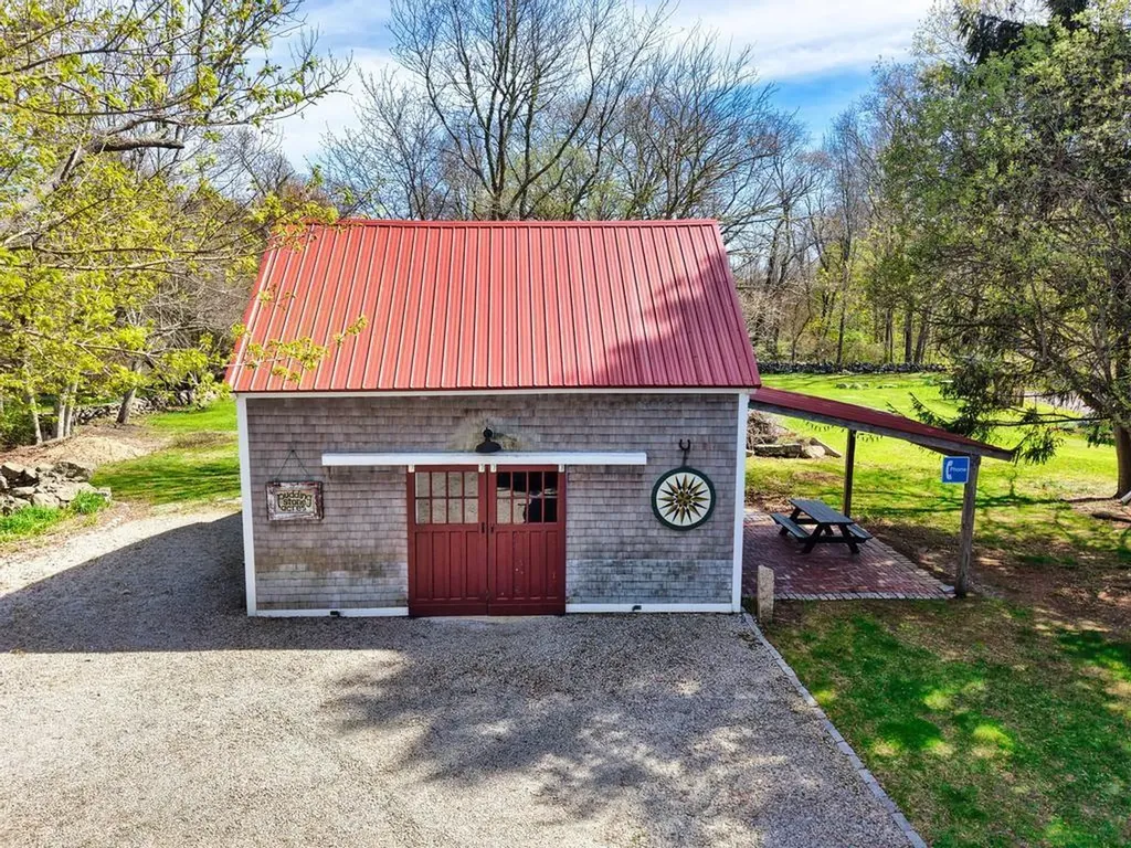 433 East Road Tiverton RI 02878