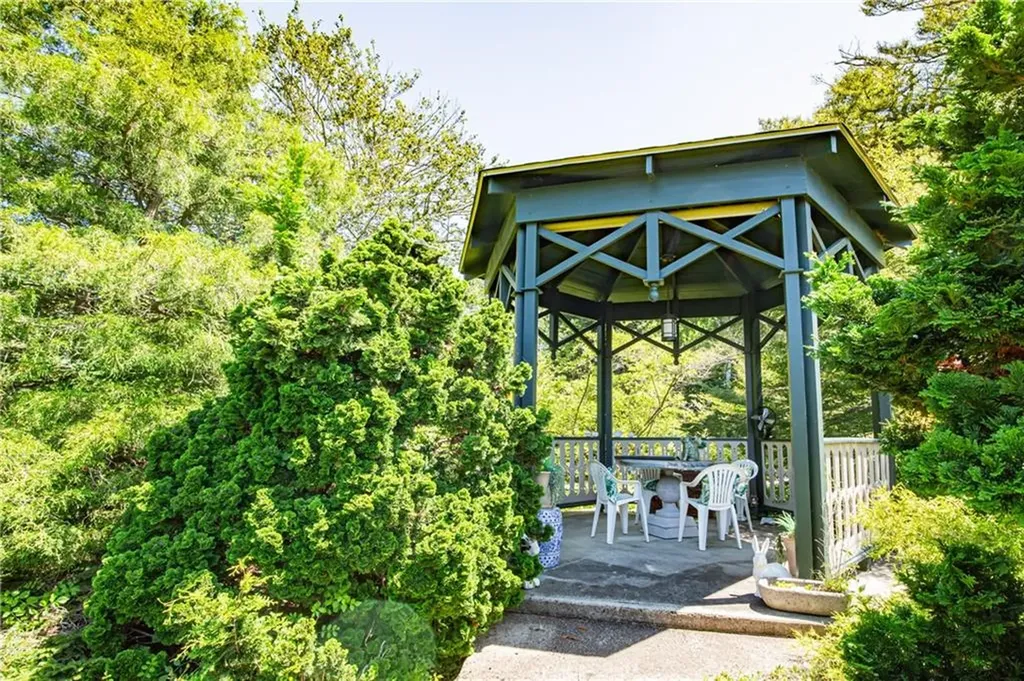 35 Chastellux Avenue Newport RI 02840