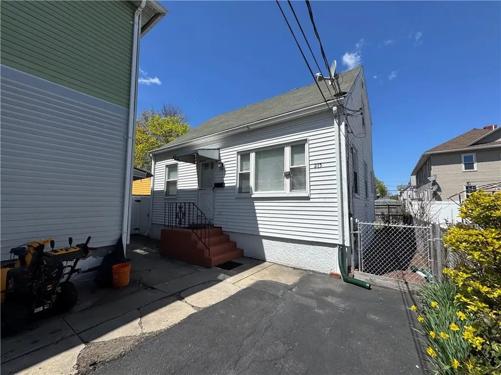215 Roosevelt Street Providence RI 02909