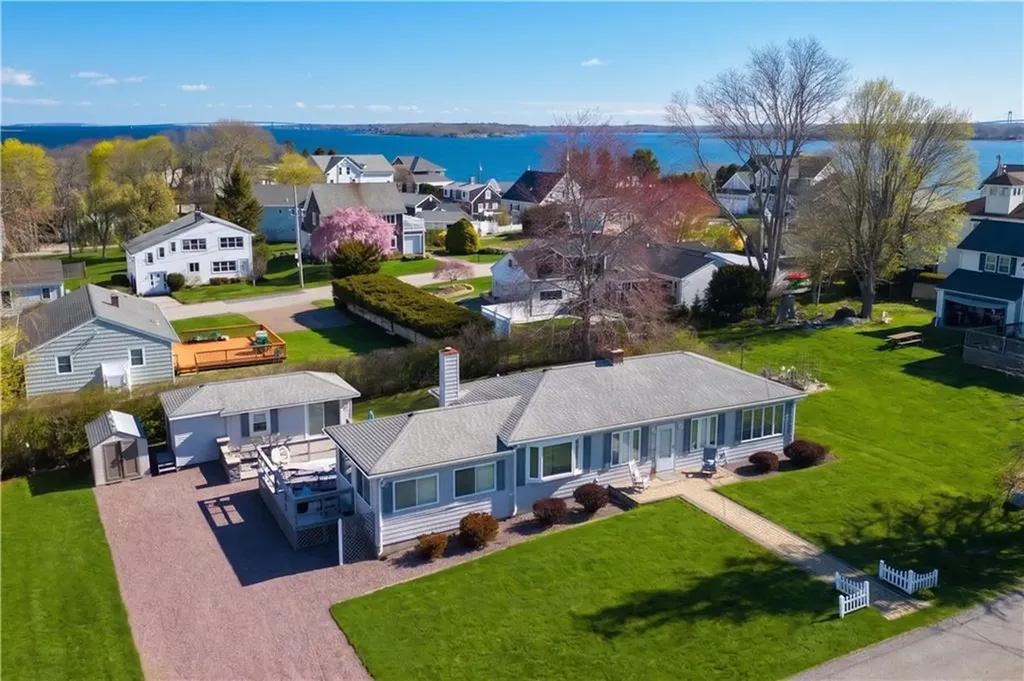 10 Parkman Avenue Narragansett RI 02882