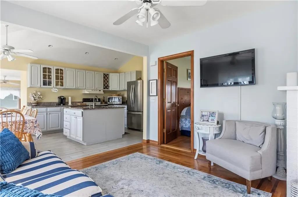 10 Parkman Avenue Narragansett RI 02882