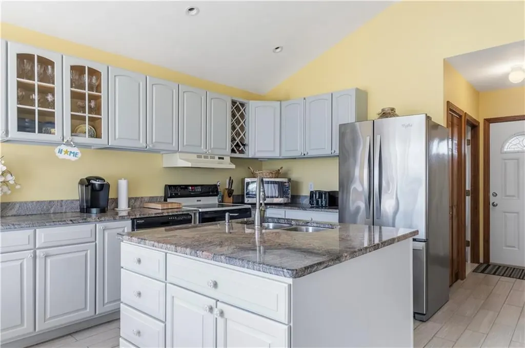 10 Parkman Avenue Narragansett RI 02882