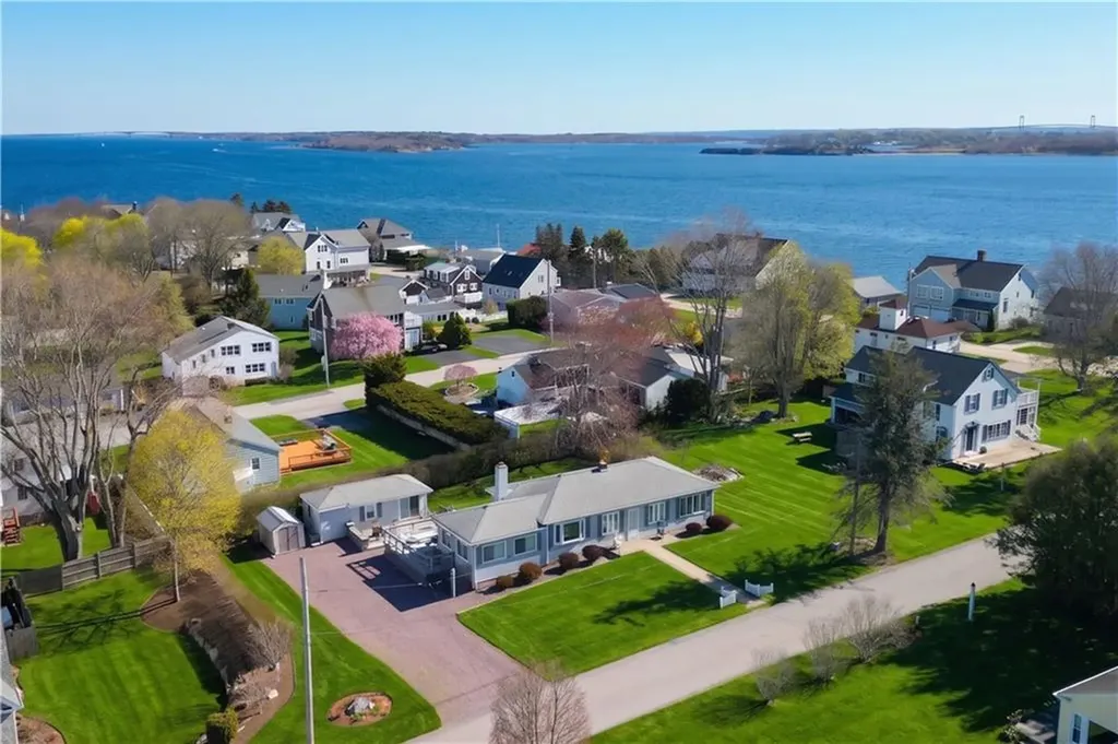 10 Parkman Avenue Narragansett RI 02882