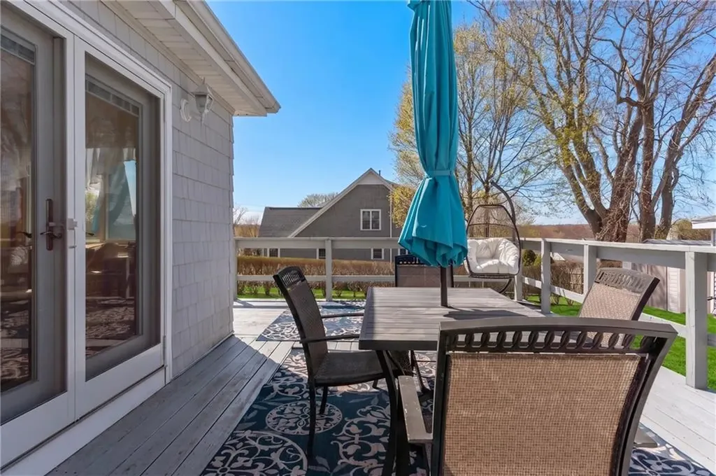 10 Parkman Avenue Narragansett RI 02882
