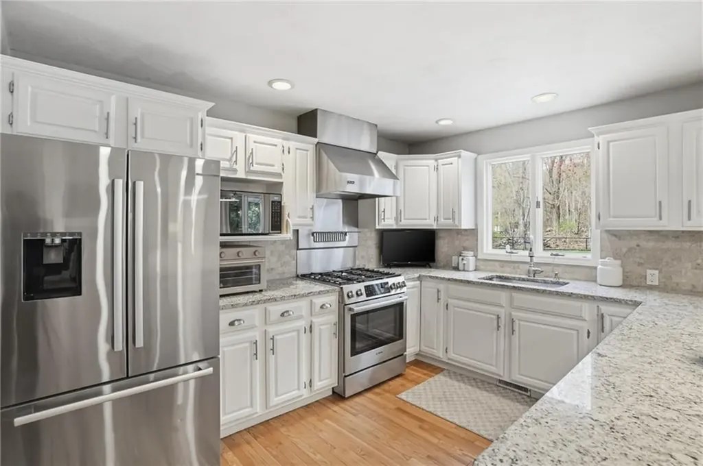 355 Larchwood Drive Warwick RI 02886