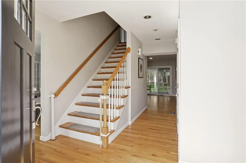 355 Larchwood Drive Warwick RI 02886