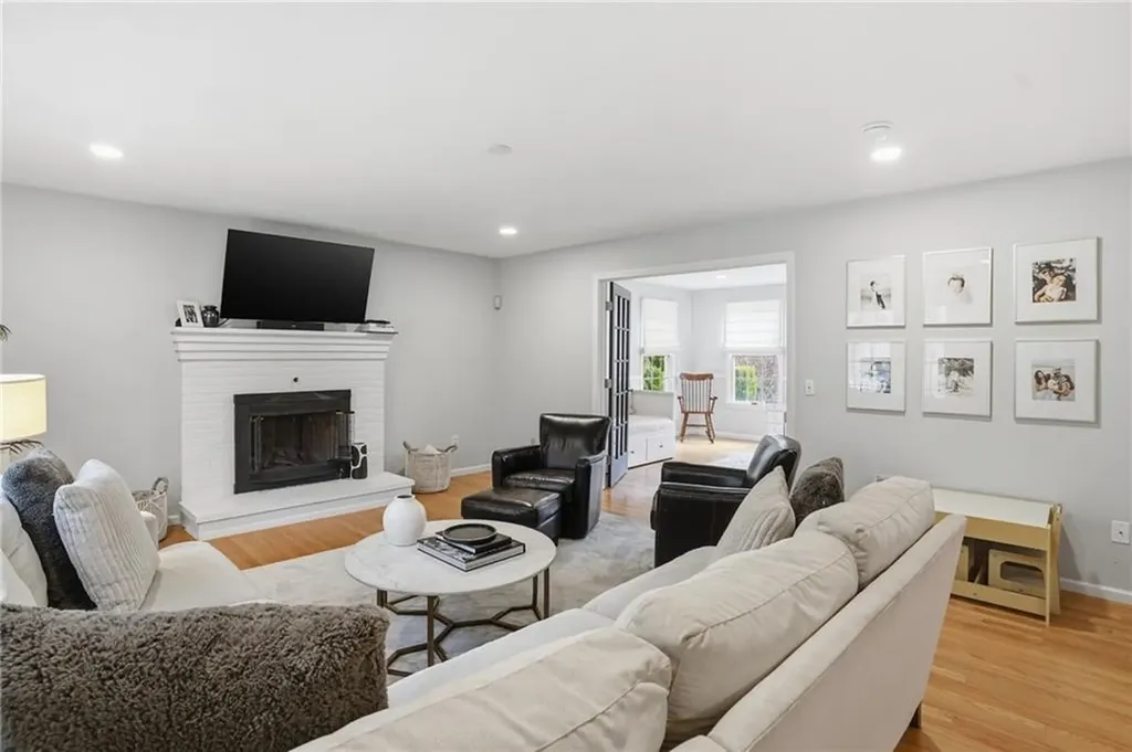 355 Larchwood Drive Warwick RI 02886