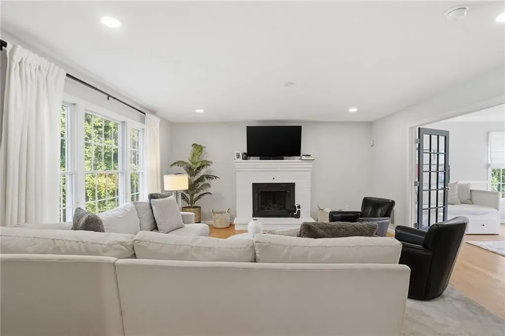355 Larchwood Drive Warwick RI 02886