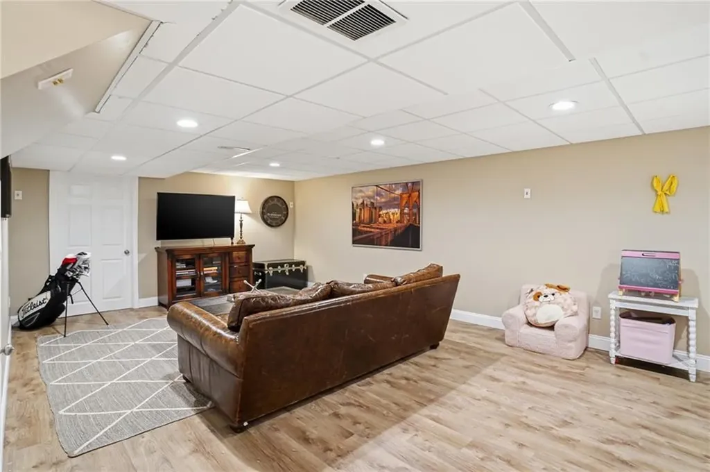 355 Larchwood Drive Warwick RI 02886