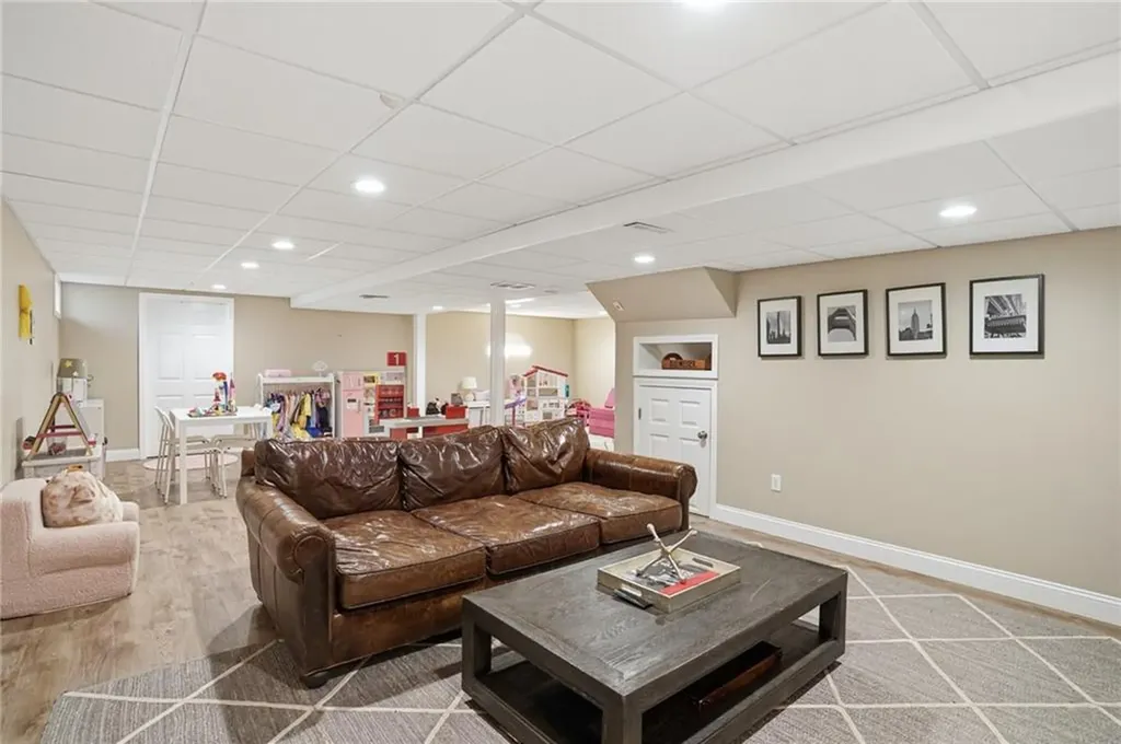 355 Larchwood Drive Warwick RI 02886