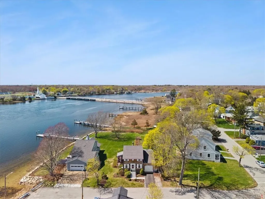 25 King Philip Avenue Barrington RI 02806