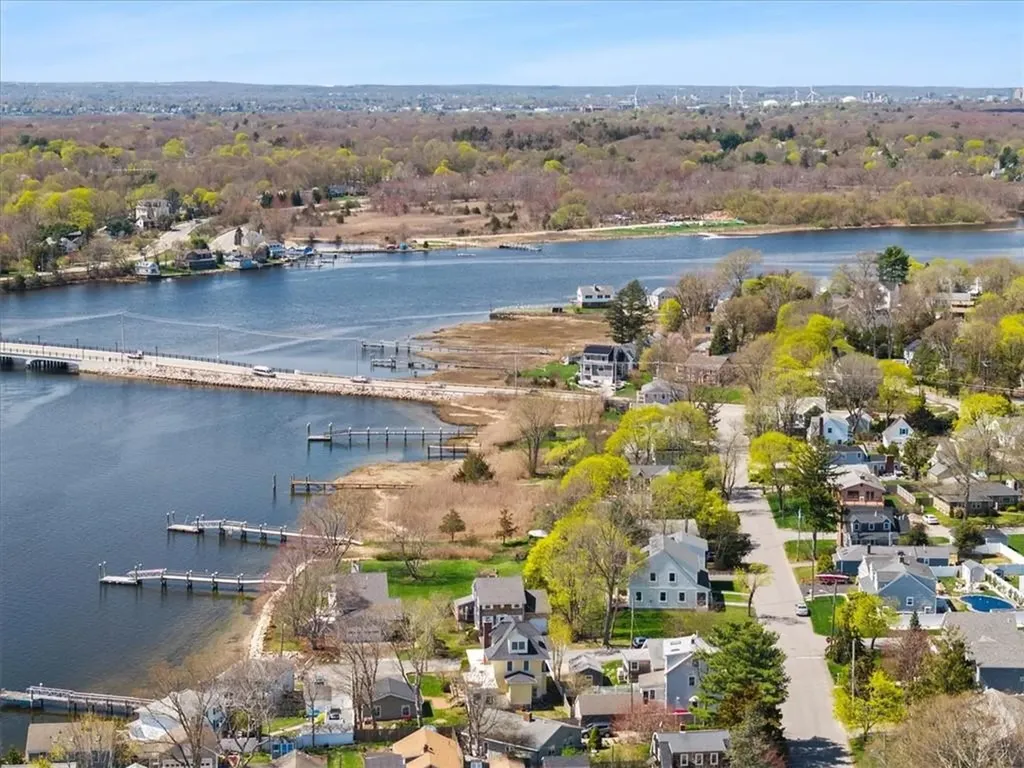 25 King Philip Avenue Barrington RI 02806