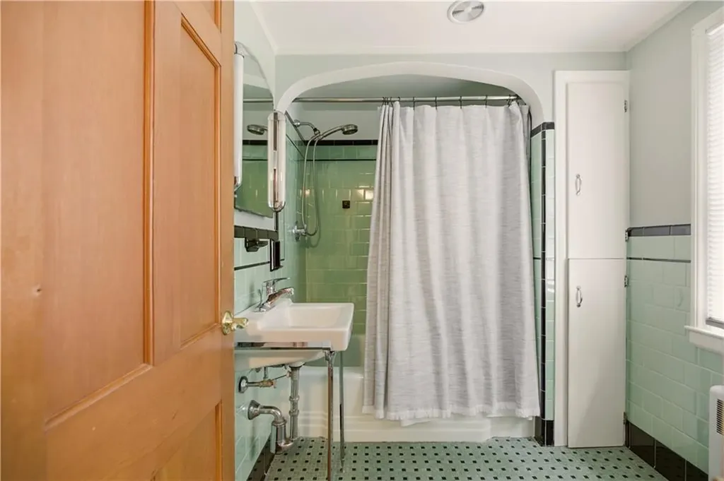 121 Prospect Street Warwick RI 02886
