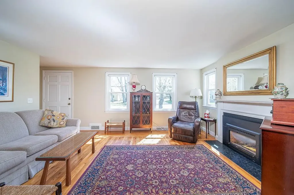 33 Pilgrim Drive Warwick RI 02888