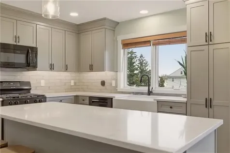 1124 Narragansett Boulevard Cranston RI 02905