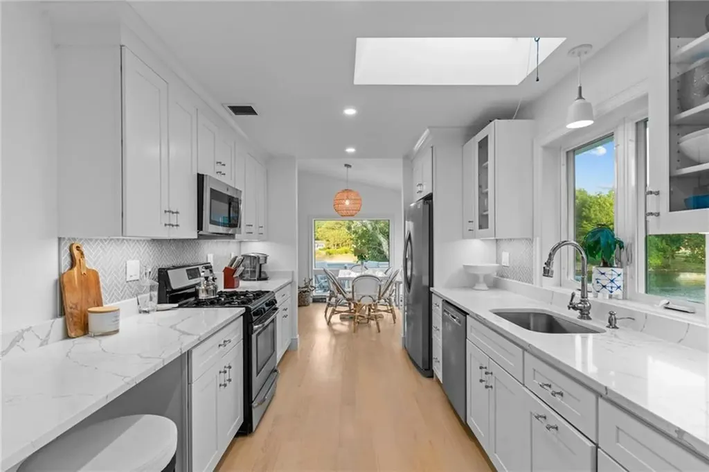 93 Riverside Drive South Kingstown RI 02879