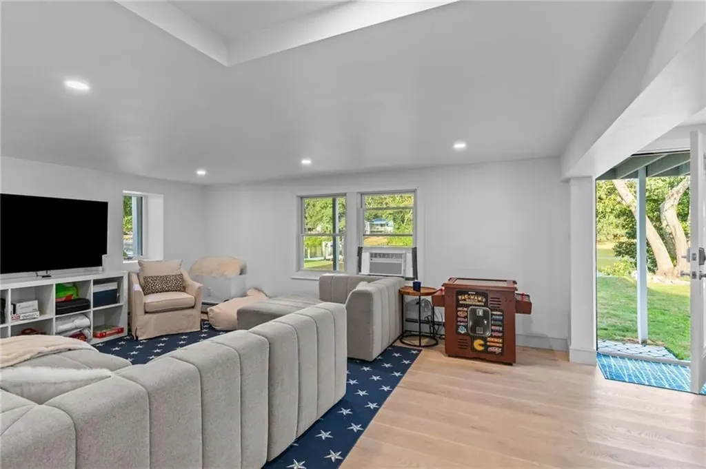 93 Riverside Drive South Kingstown RI 02879