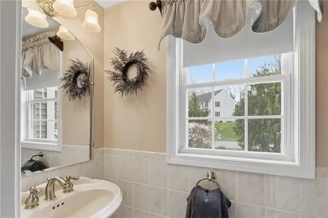 73 Regent Court Swansea MA 02777