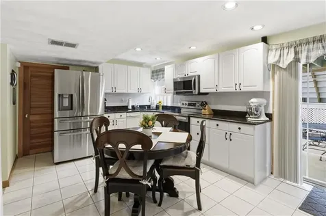 73 Regent Court Swansea MA 02777