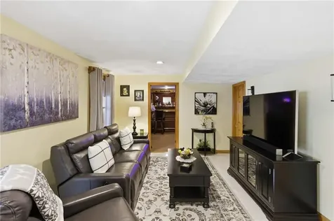 73 Regent Court Swansea MA 02777