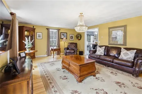 73 Regent Court Swansea MA 02777
