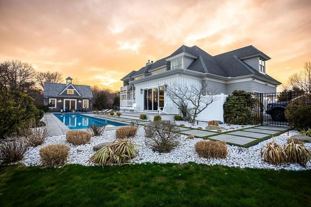 99 Meadowlark Lane Portsmouth RI 02871