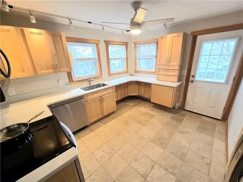 8 Caswell Avenue Newport RI 02840