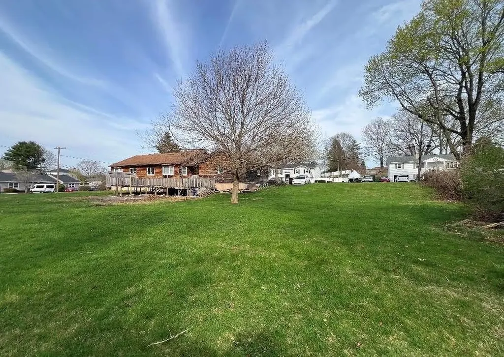 11 Lilac Avenue Woonsocket RI 02895