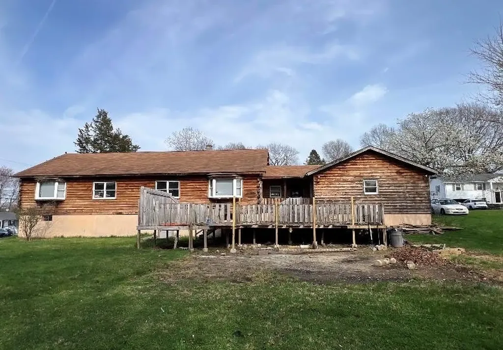 11 Lilac Avenue Woonsocket RI 02895