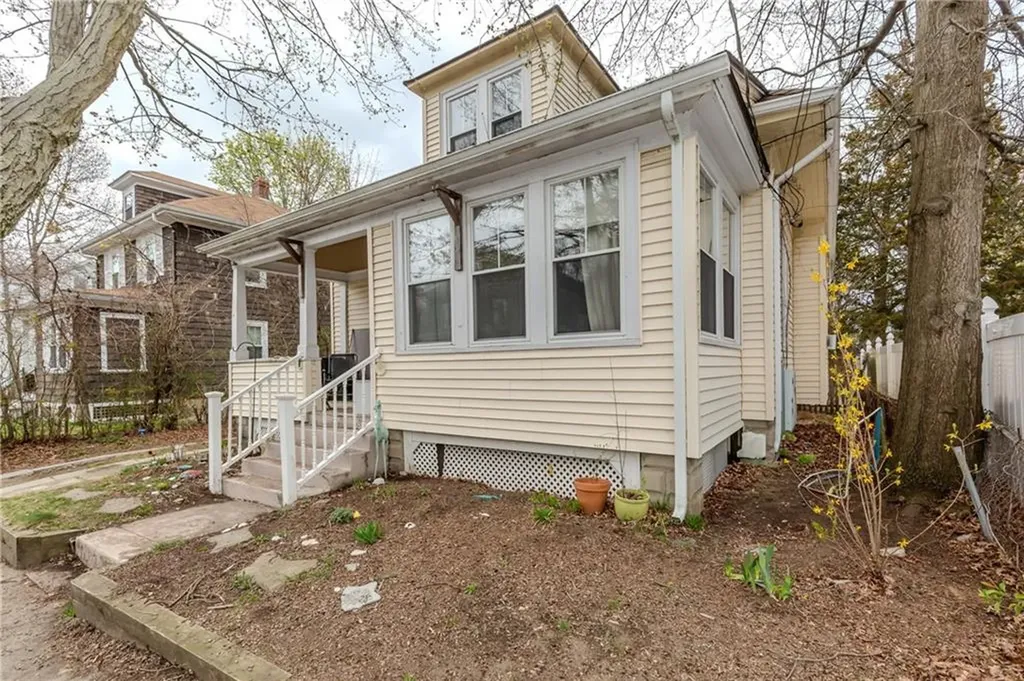 18 Bow Street Cranston RI 02905