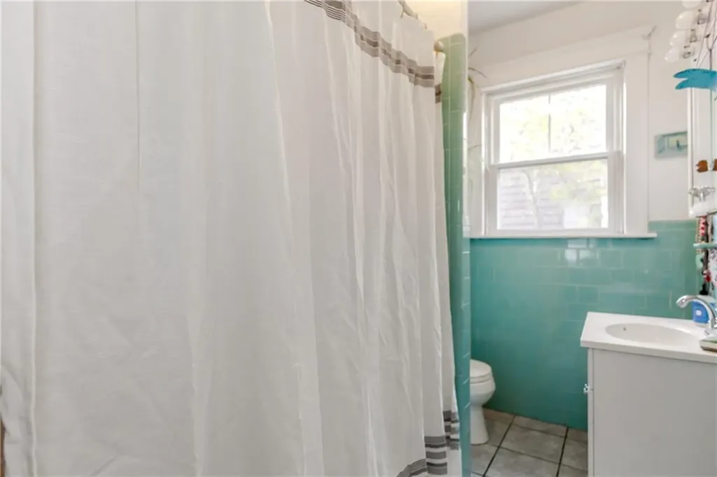 18 Bow Street Cranston RI 02905