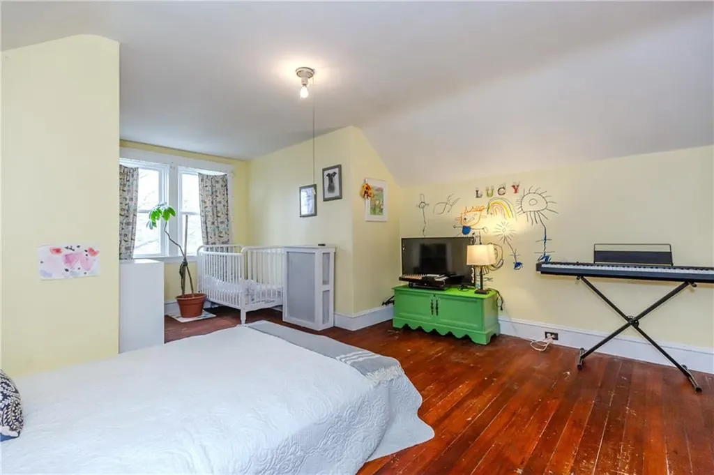 18 Bow Street Cranston RI 02905