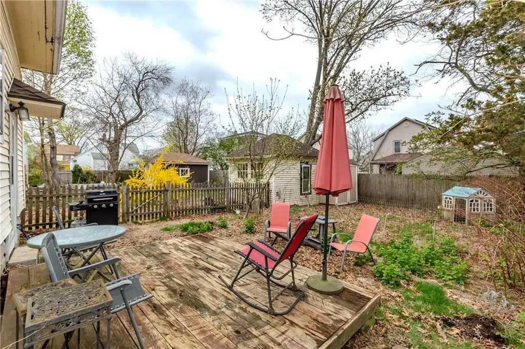 18 Bow Street Cranston RI 02905