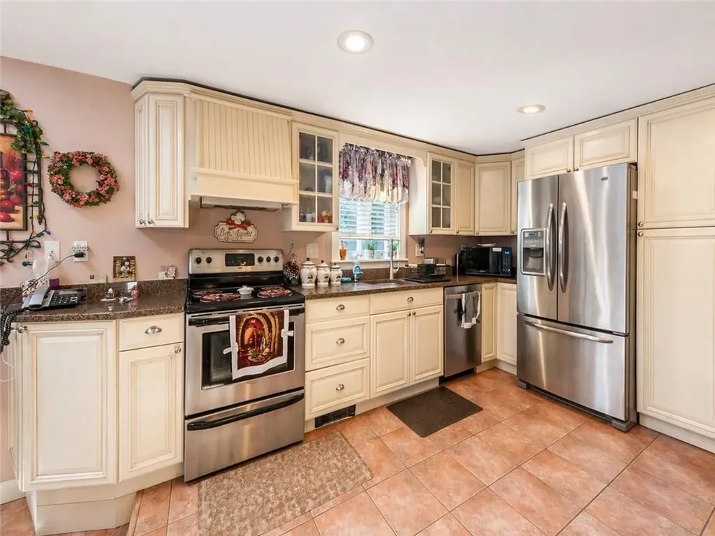 111 Wannamoisett Road East Providence RI 02914