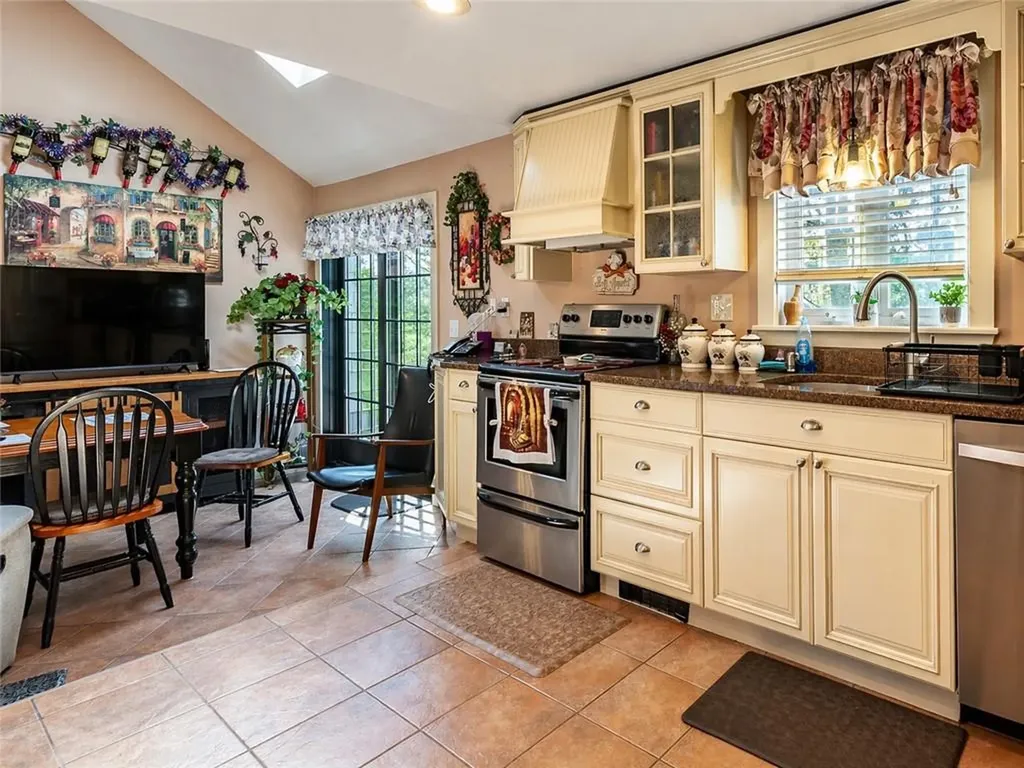 111 Wannamoisett Road East Providence RI 02914