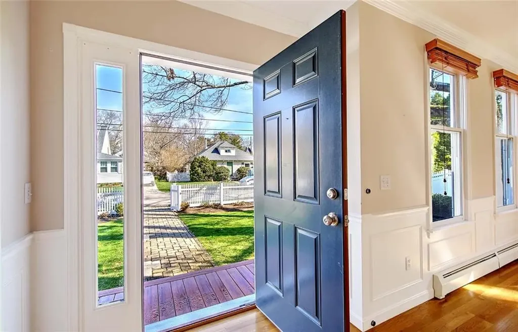 8 Bay Avenue Barrington RI 02806