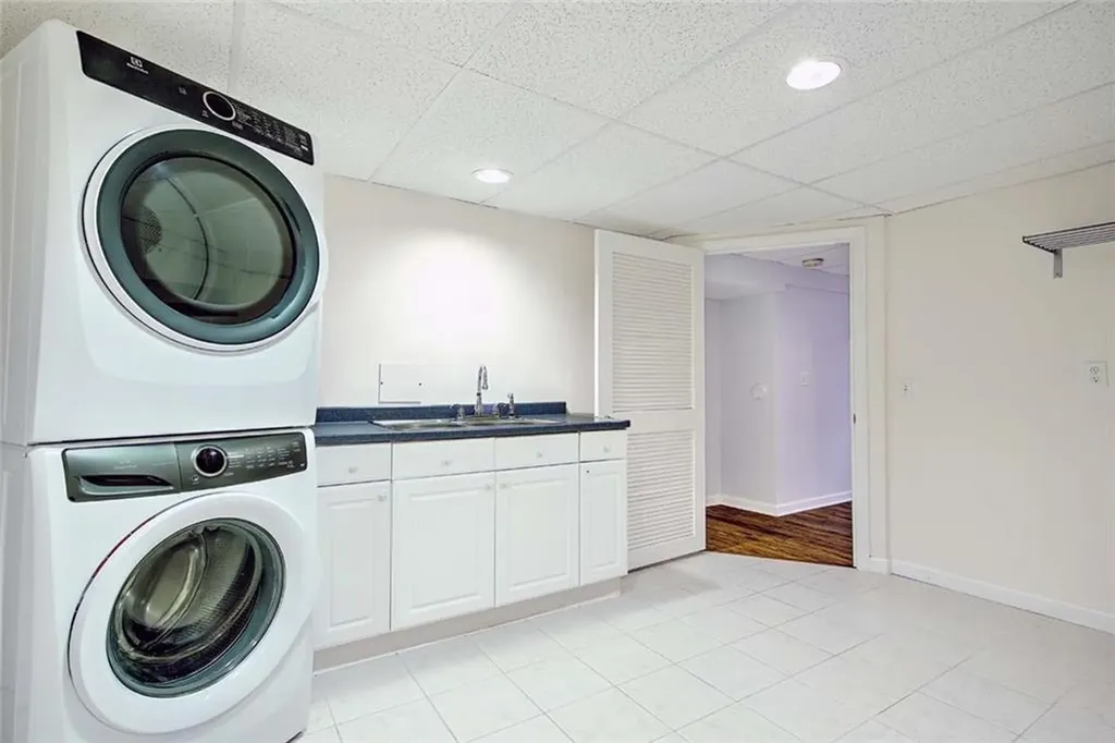8 Bay Avenue Barrington RI 02806