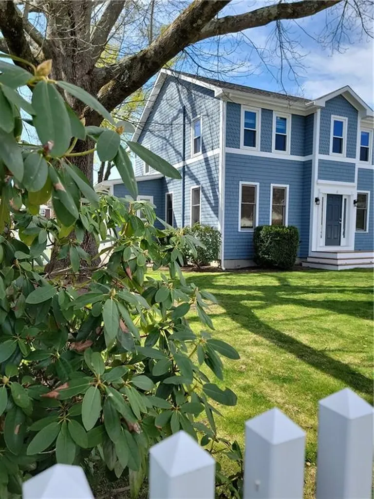 8 Bay Avenue Barrington RI 02806