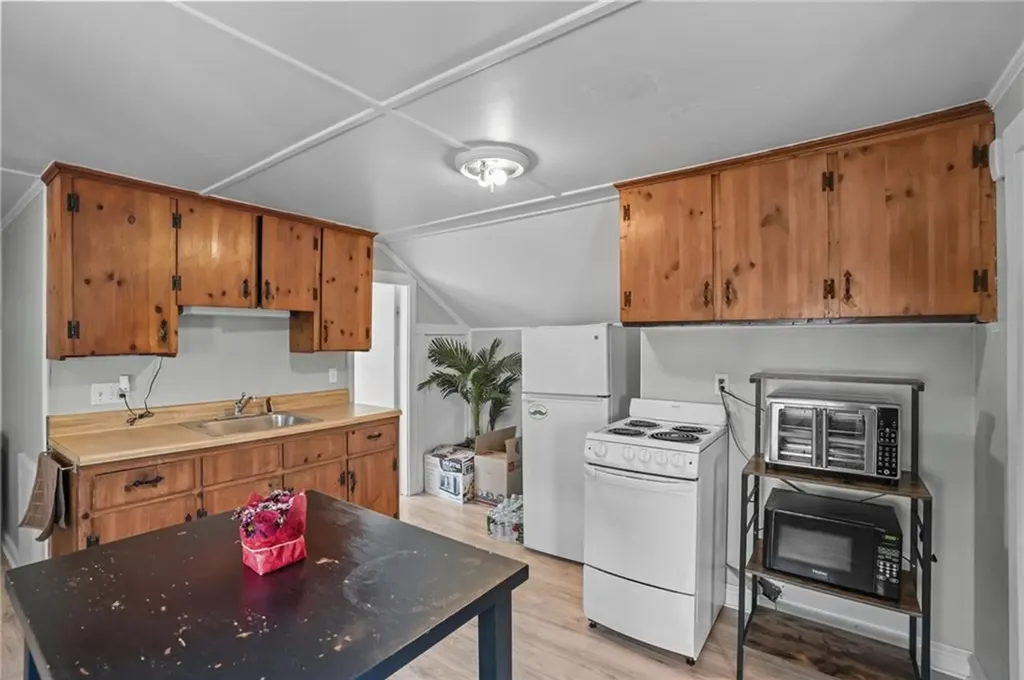 32 Houston Avenue Newport RI 02840