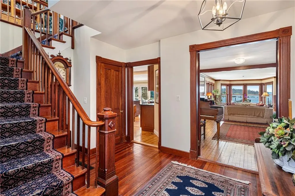 8 Walley Street Bristol RI 02809