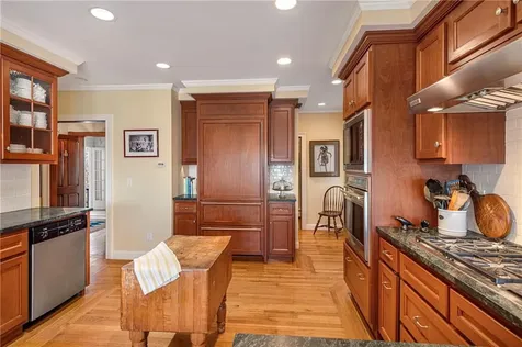 8 Walley Street Bristol RI 02809