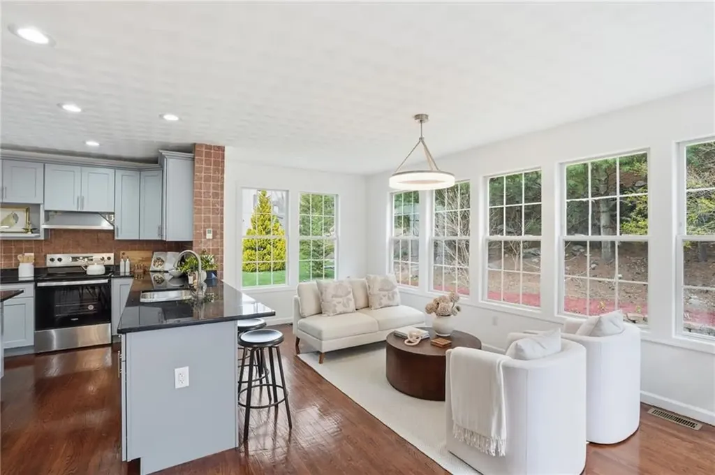 94 Castle Rocks Road Warwick RI 02886