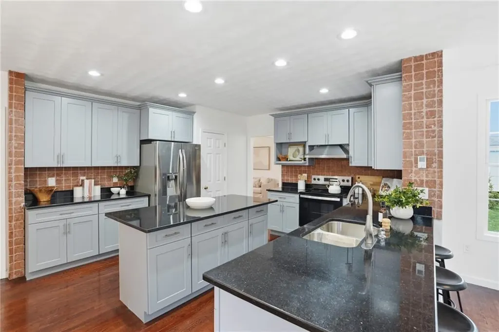 94 Castle Rocks Road Warwick RI 02886