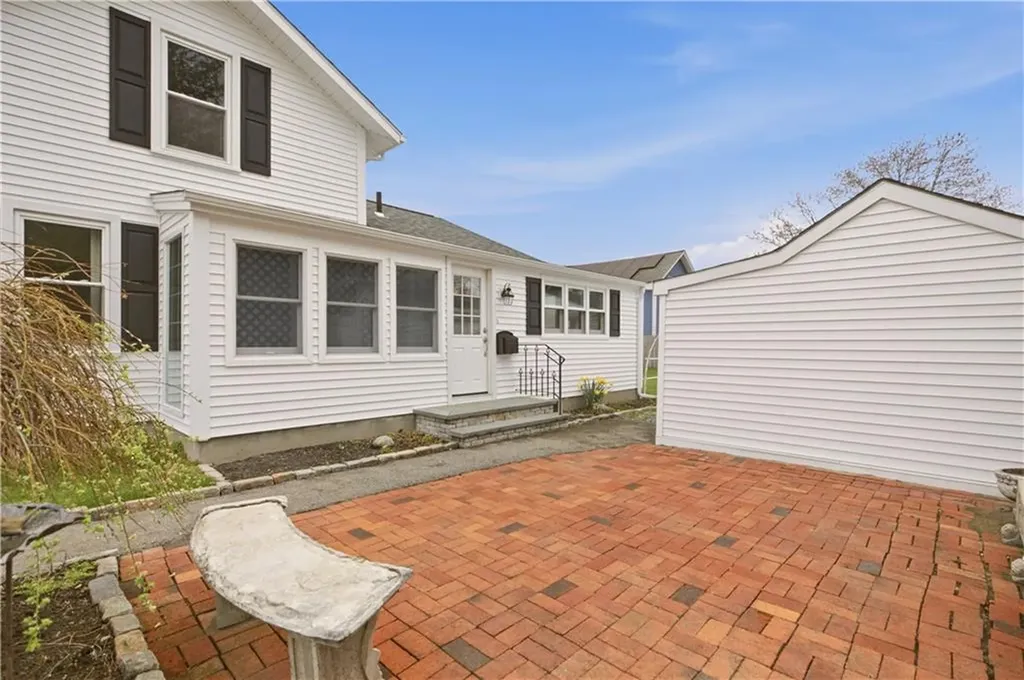 9 Leslie Avenue Barrington RI 02806